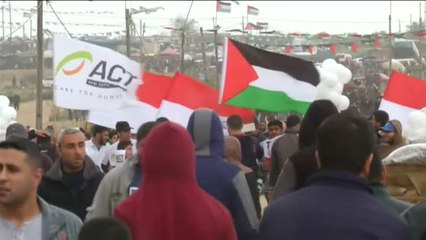 下载视频: Cuatro muertos y 200 heridos en la franja de Gaza por misiles israelíes tras la Gran Marcha del Retorno