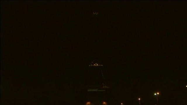 La Torre Eiffel apaga sus luces para concienciar sobre el cambio climático