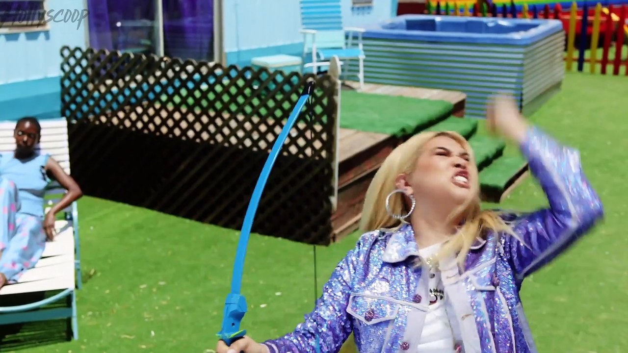 The BeyHive ATTACKS Taylor Swift For Allegedly COPYING Beyonce With “You Need To Calm Down” Video