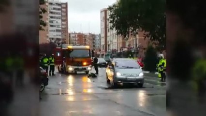 Un coche se queda atrapado en un socavón en Madrid