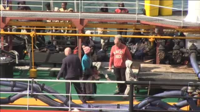 Las fuerzas especiales de Malta toman el control de un barco cisterna que había recogido en el Mediterráneo a más de cien migrantes
