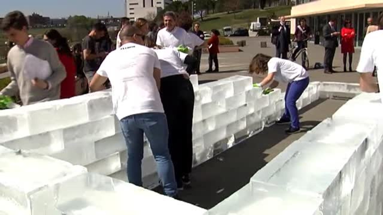 80 voluntarios participan en Pamplona en la construcción de una enorme estatua de hielo