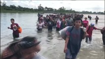 La caravana de inmigrantes salvadoreños atraviesa la frontera entre Guatemala y México