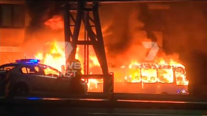 Descargar video: Se incendia un autobús de pasajeros en el puente de la Bahía de Sídney