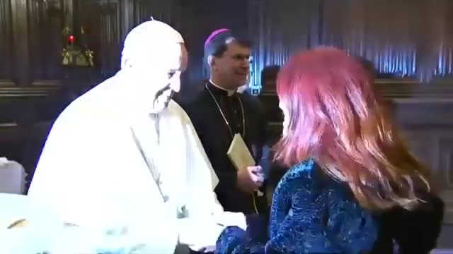 El papa Francisco hace la cobra a sus feligreses
