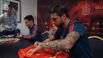 Jugadores de la Selección Española de Fútbol firman autógrafos