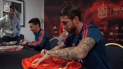 Download Video: Jugadores de la Selección Española de Fútbol firman autógrafos