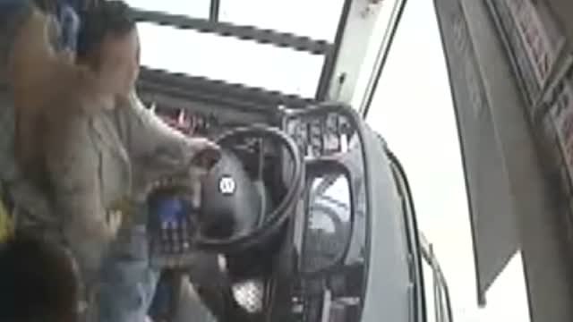 Fallecen 13 ocupantes de un autobús que se precipitó por un puente en China