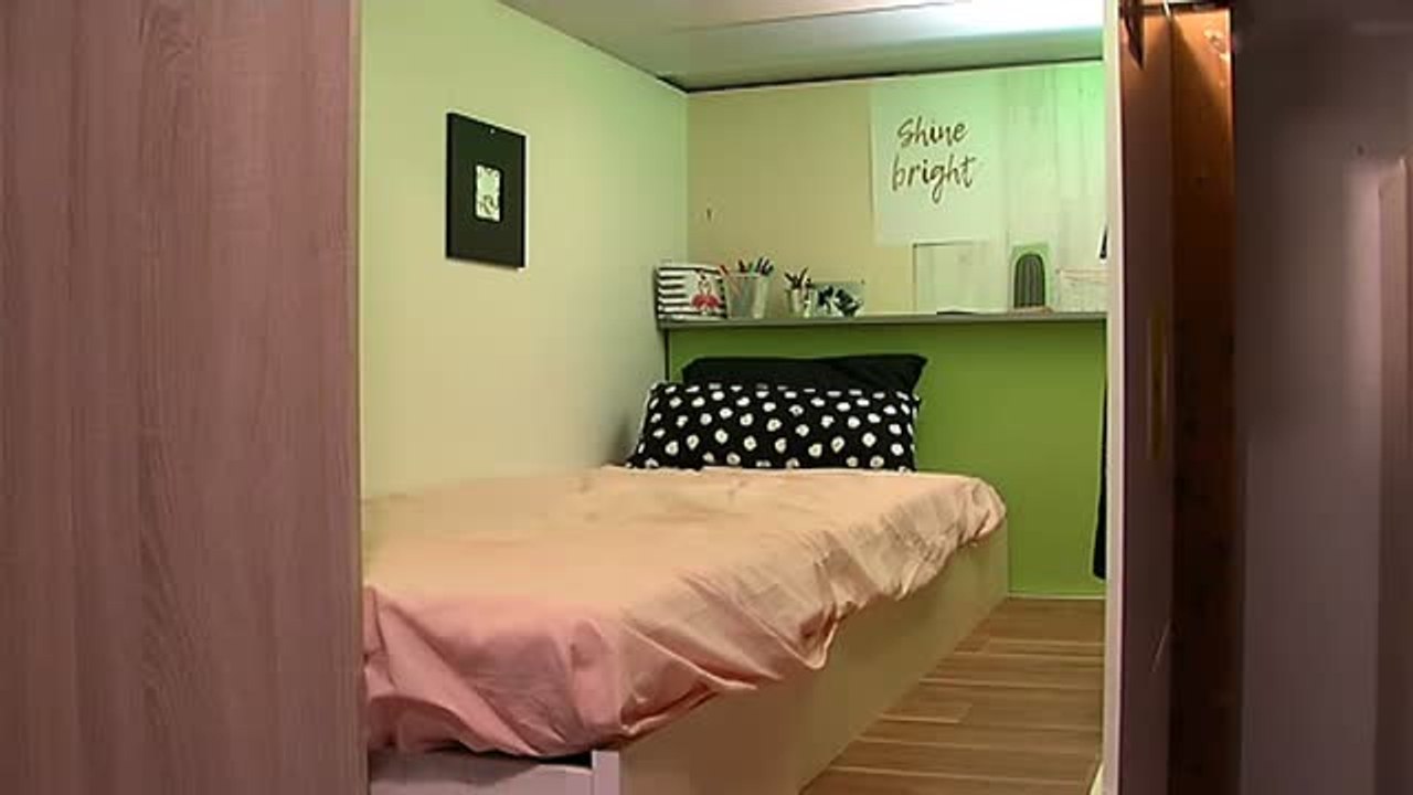 El Ayuntamiento de Barcelona precinta las obras de un "piso-colmena" por considerarlos "infraviviendas"