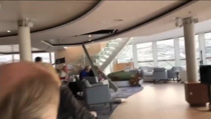 El fuerte oleaje complica la evacuación de los pasajeros del Viking Sky