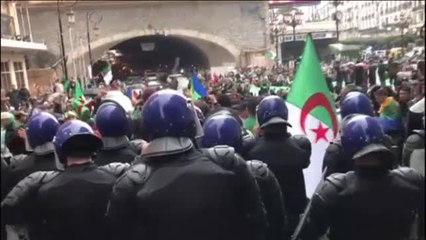 Las calles estallan en Argelia contra Bouteflika para pedir su retirada y la de su régimen militar