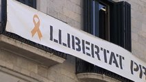 El Ayuntamiento de Girona tiene hasta la medianoche para retirar su pancarta con lazos amarillos