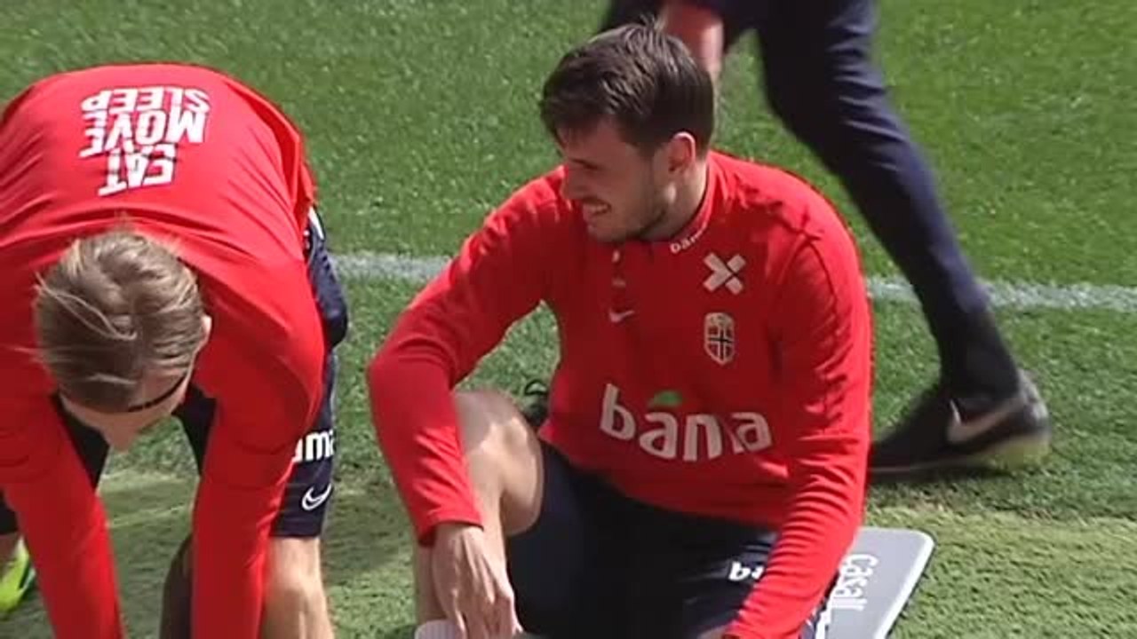 La selección noruega toma contacto con el césped de Mestalla