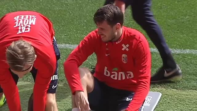 La selección noruega toma contacto con el césped de Mestalla