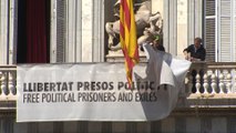 Retiran los lazos de la fachada del Palau de la Generalitat