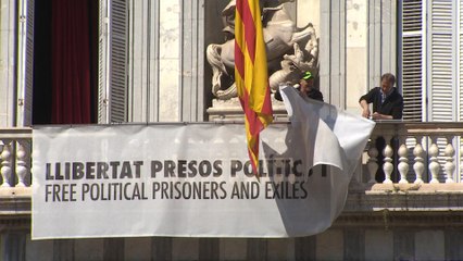 Retiran los lazos de la fachada del Palau de la Generalitat