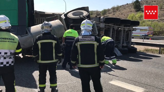 Tres heridos al volcar un camión con arena en la A-3