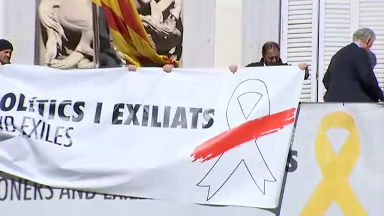 La Junta Electoral Central ordena a los Mossos que retiren los símbolos independentistas