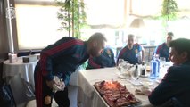 Jordi Alba celebra el cumpleaños junto a sus compañeros de la Selección