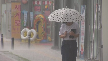 [날씨] 곳곳 요란한 소나기...작은 우산 준비하세요 / YTN