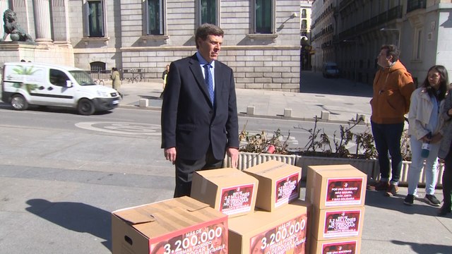 Juan Carlos Quer entrega firmas a favor de la prisión permanente