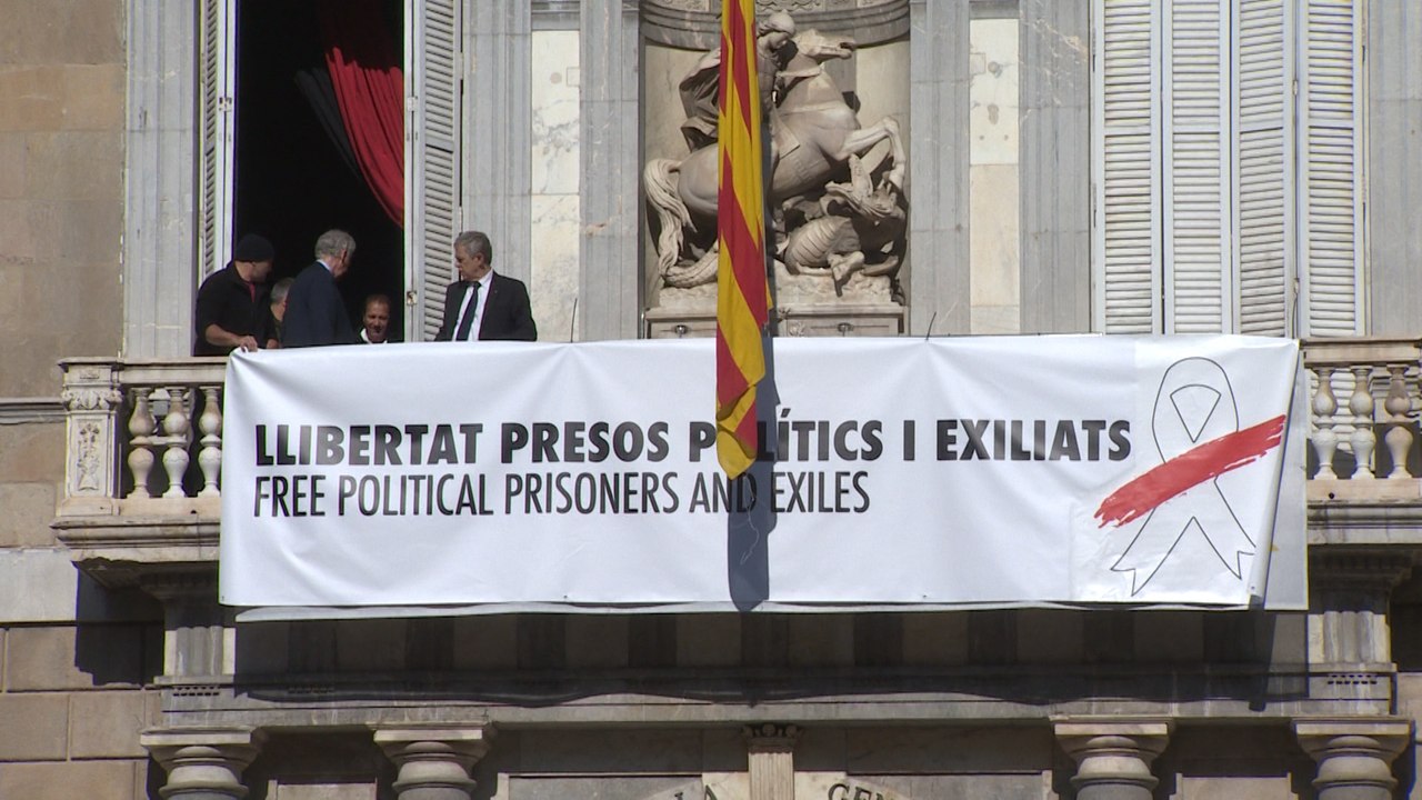 Torra tapa el lazo amarillo con otra pancarta
