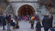 Vecinos de Las Tablas y Fuencarral celebran Halloween en el túnel que une sus barrios