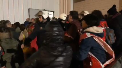 Download Video: Tres trabajadoras resultan heridas en un piquete durante la cuarta jornada de huelga de las conserveras gallegas