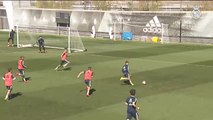 Los jugadores del Real Madrid se entrenan junto al Castilla