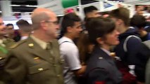 Protesta en el salón de la Enseñanza de Barcelona por la presencia del Ejército