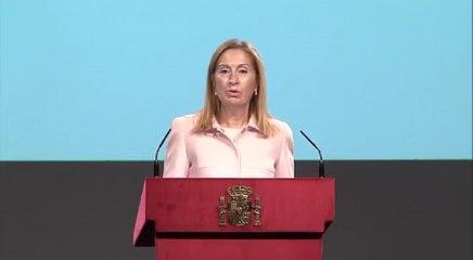 Ana Pastor lee el artículo 3 de la Constitución