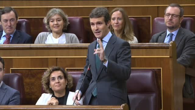 Casado pregunta a Sánchez por los independentistas y éste le responde con el pasado turbio del PP con Cospedal