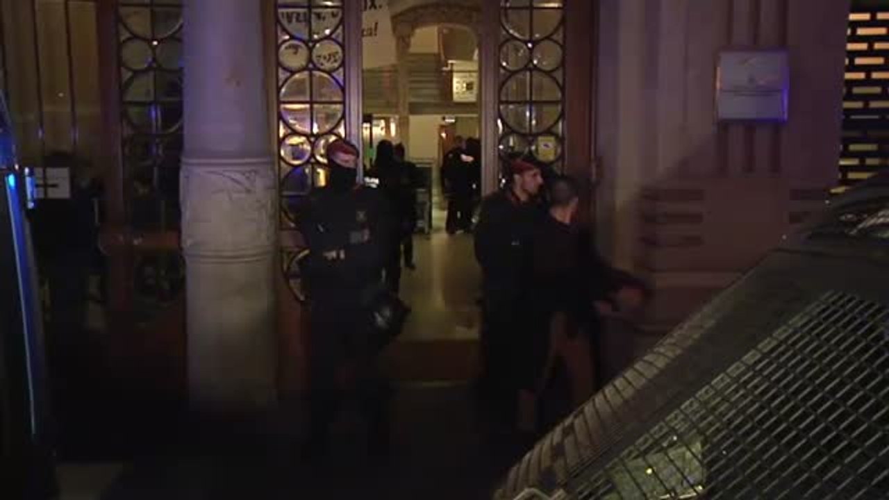 Estudiantes se encierran en la Consejería de Economía en Barcelona para exigir una reducción de tasas universitarias