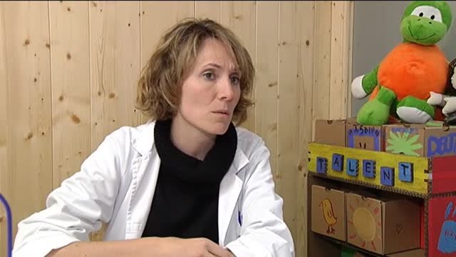 Detenido por presuntamente zarandear a su bebé de cuatro meses