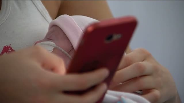 Cámaras en las incubadoras: 24 horas con los hijos prematuros