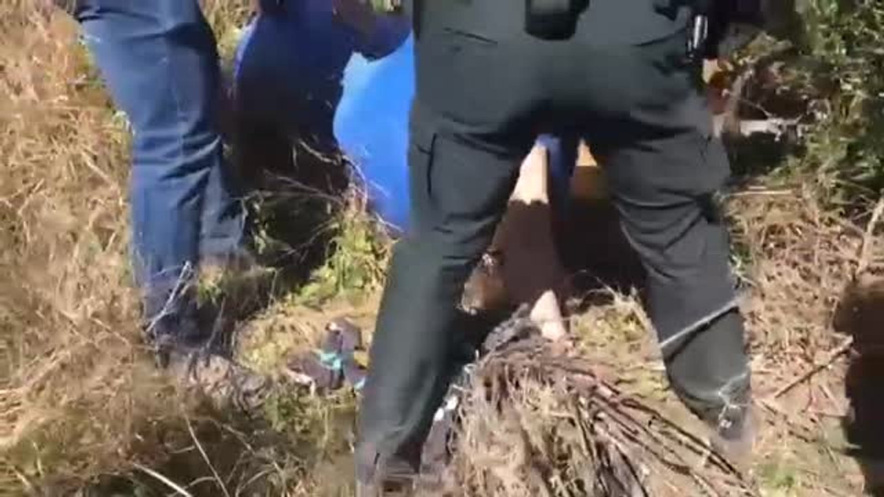 La Policía difunde el vídeo de cómo se encontró a la presunta parricida de Godella en el interior de un bidón