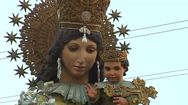 Un año más, se celebra la emotiva ofrenda floral a la Virgen de los Desamparados