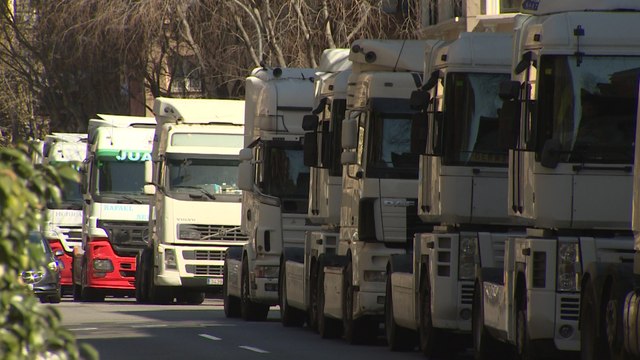 Marcha lenta de transportistas en Barcelona
