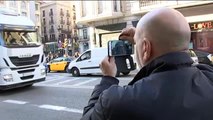 Los camioneros del puerto de Barcelona protestan contra la precariedad laboral