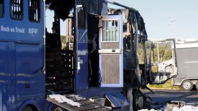 Fallece una persona en el interior de un camión incendiado en Vejer de la Frontera