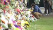 Los familiares llevan flores a las víctimas del atentado de Nueva Zelanda