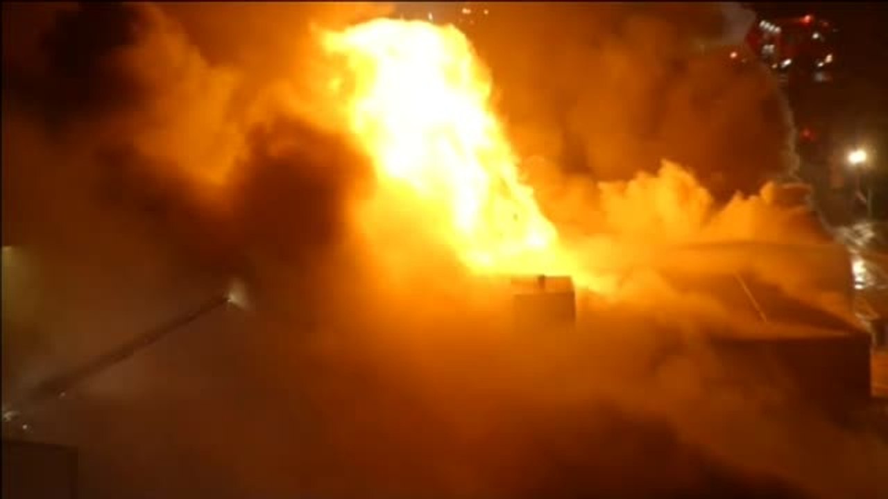 Espectacular incendio en una fábrica de ataúdes de Boston