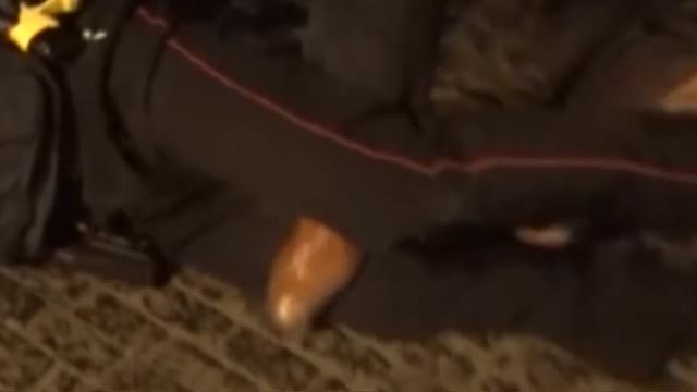 Enfrentamiento entre mossos y un comando antilazos por la pancarta de la Generalitat