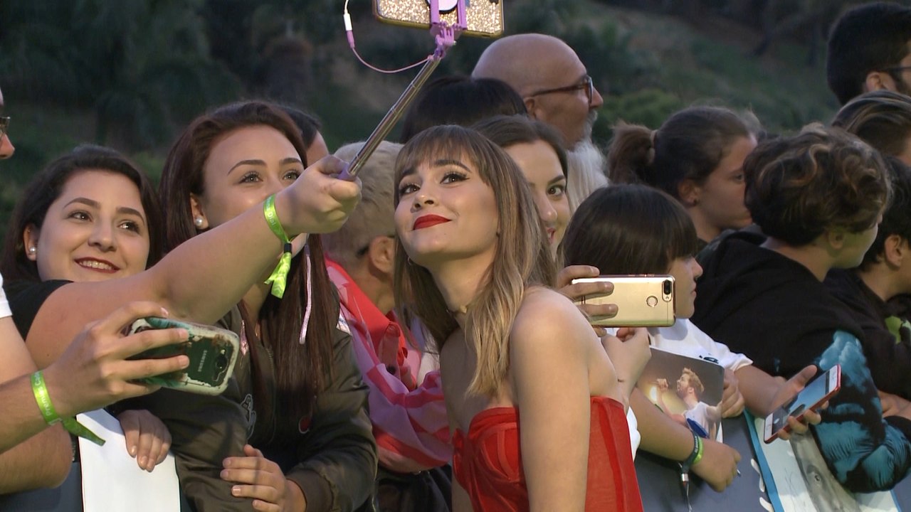 Aitana Ocaña entrega el Premio Dial a Manuel Carrasco