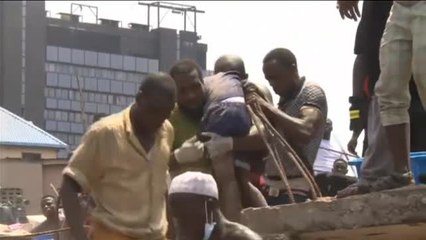 Rescate de un nuevo niño superviviente del derrumbe en Nigeria