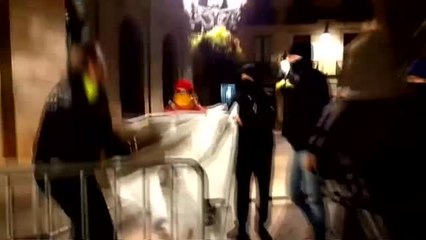 Un comando antilazos descuelga un lazo amarillo del ayuntamiento de Barcelona