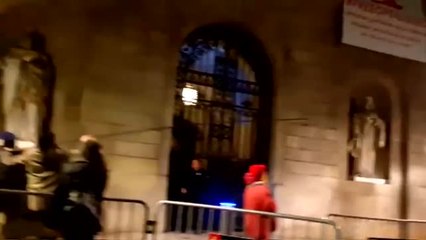 Descuelgan el lazo amarillo del Ayuntamiento de Barcelona