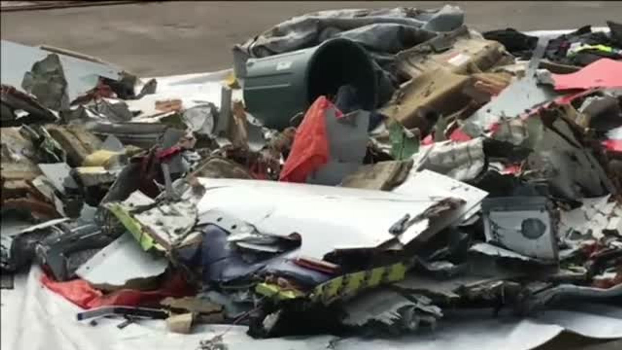 Los equipos de rescate del avión siniestrado en Java comienzan a recuperar los primeros cuerpos