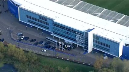 Tải video: La afición del Leicester se vuelca con su equipo tras la tragedia