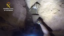 Guardia Civil rescata a un perro atrapado en una cueva